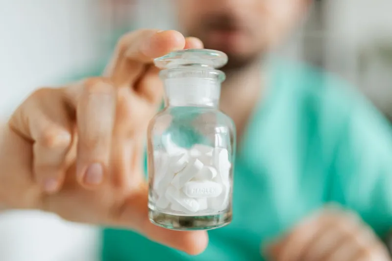 Farmácia de Manipulação ou Indústria Farmacêutica: Como Escolher o Medicamento Certo para Seu Caso